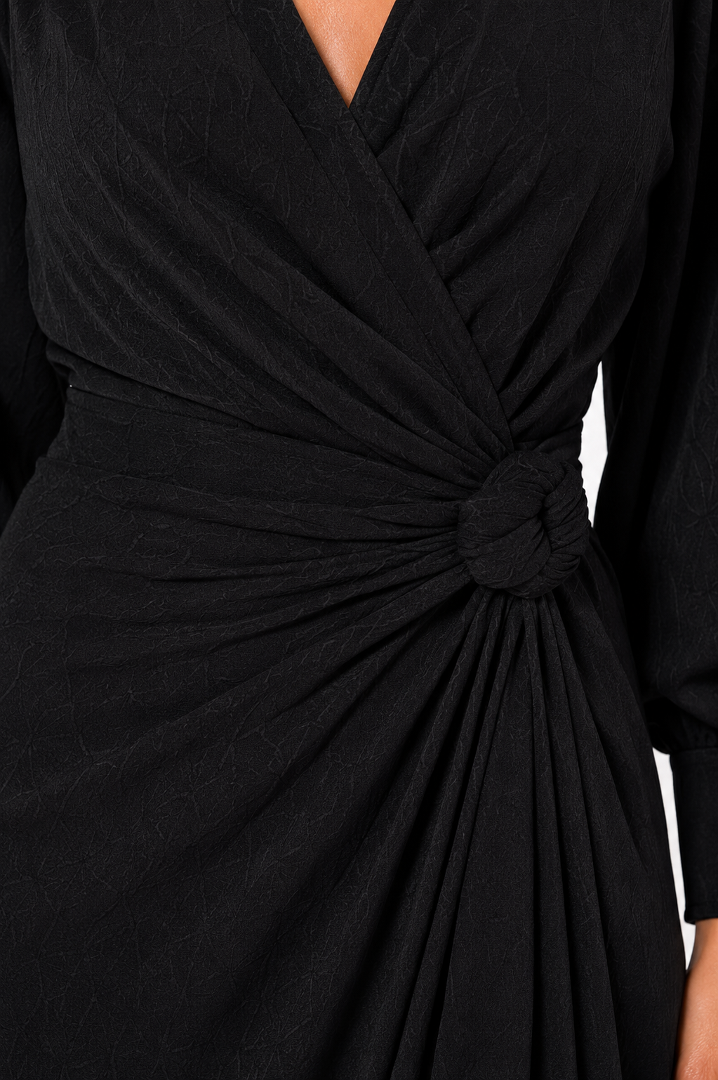 Vestido largo de lino con escote en V de la marca Fudon, mostrando su diseño ligero y elegante para ocasiones casuales.