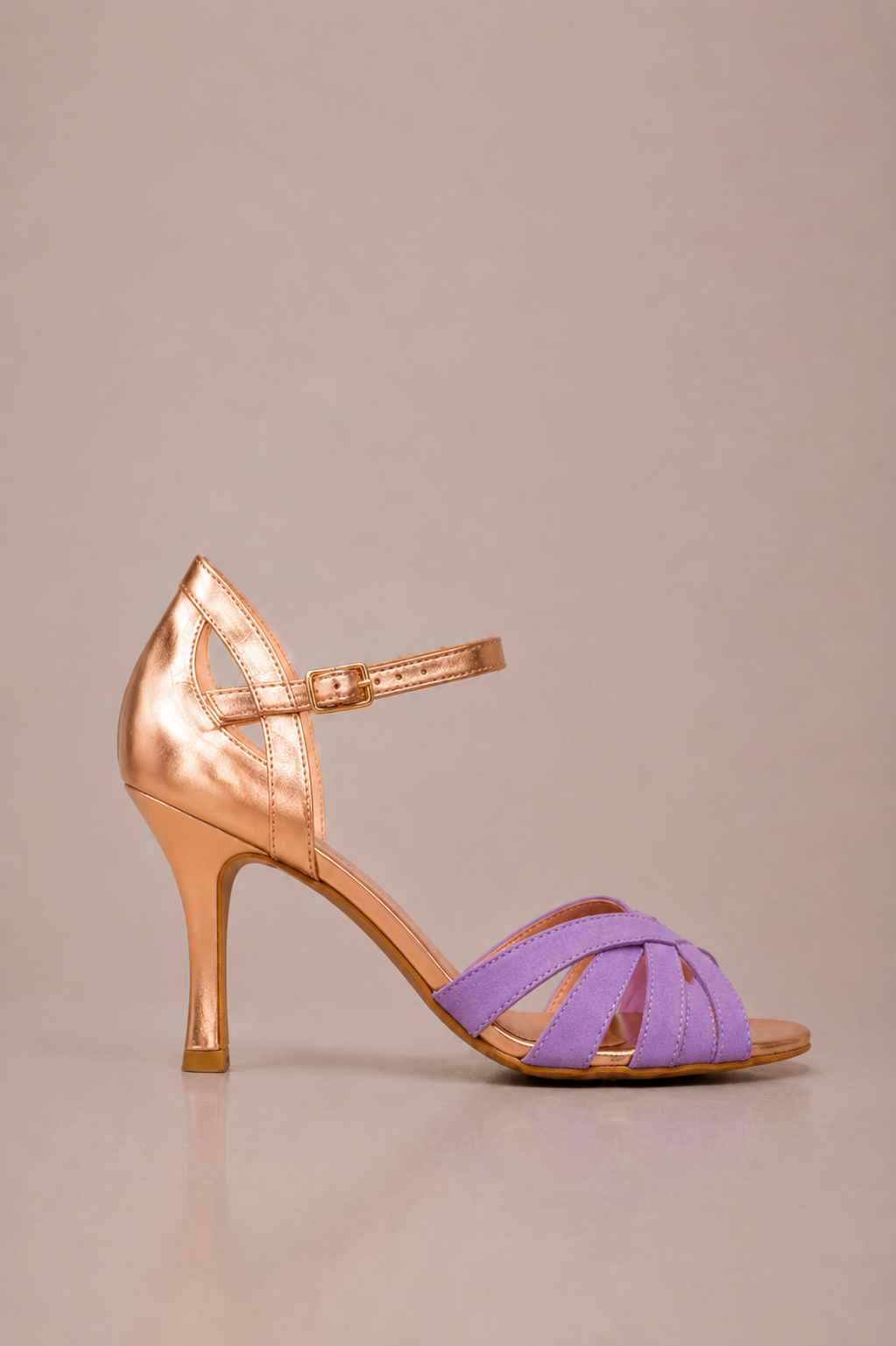 Tacones ortopédicos de la marca Vera Serrat, diseñados para mayor comodidad y soporte en el calzado femenino.