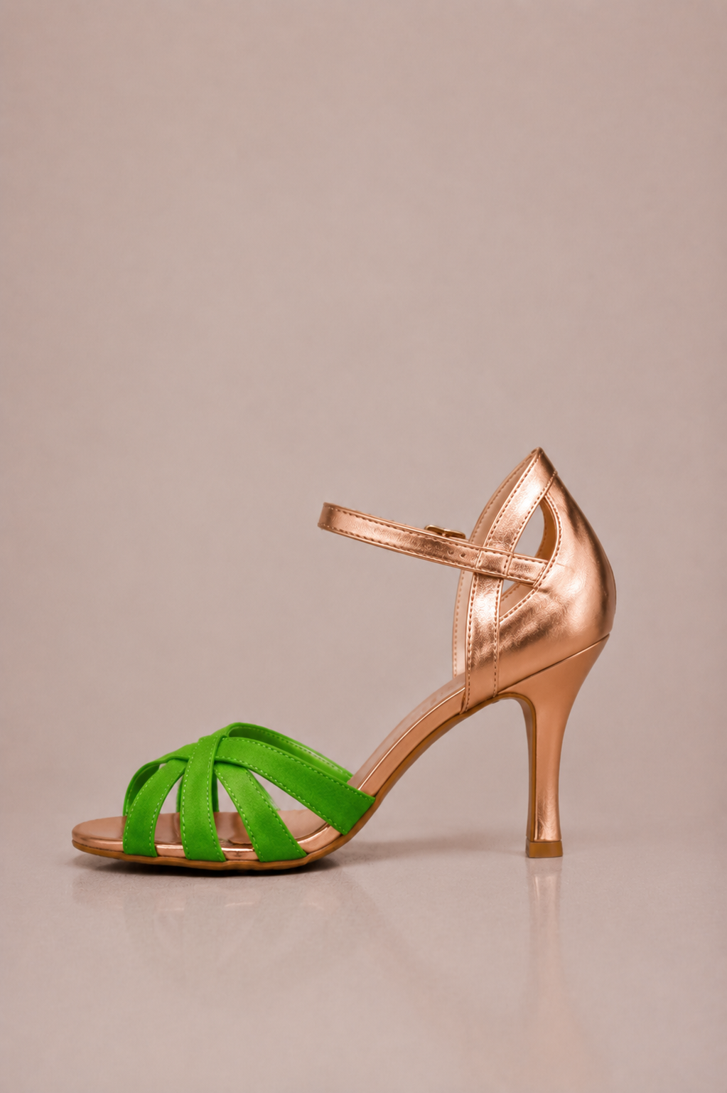 Tacones ortopédicos de la marca Vera Serrat, mostrando el diseño y la estructura en color neutro.