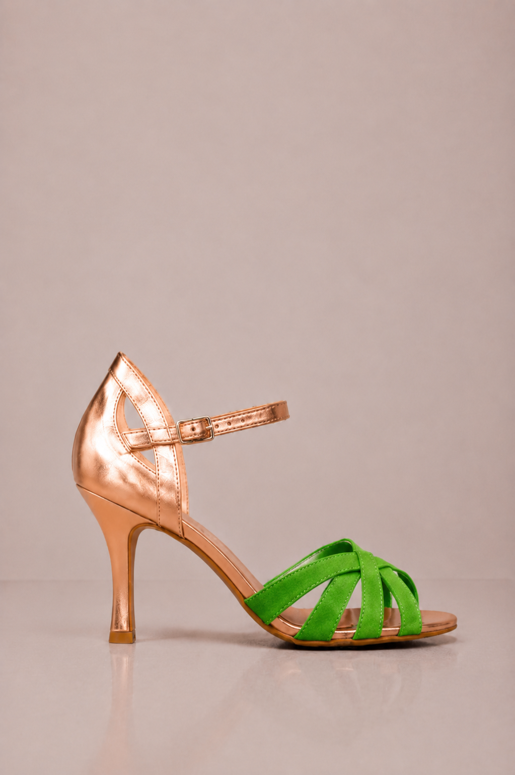 Tacones ortopédicos de la marca Vera Serrat, diseñados para mayor comodidad y soporte en los pies.