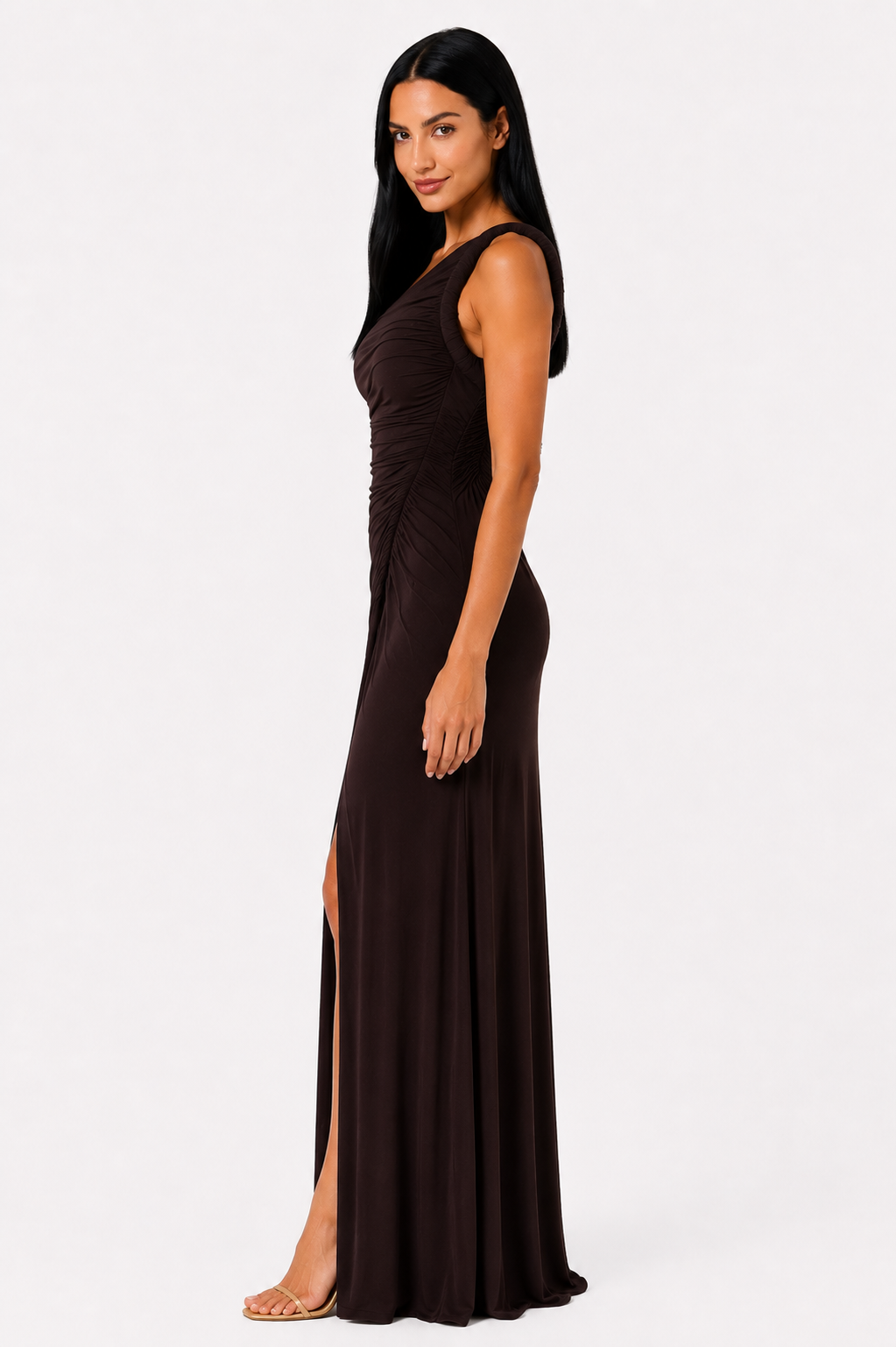 Vestido largo asimétrico de un solo hombro de la marca Vera Serrat, en color negro, con diseño elegante y moderno.