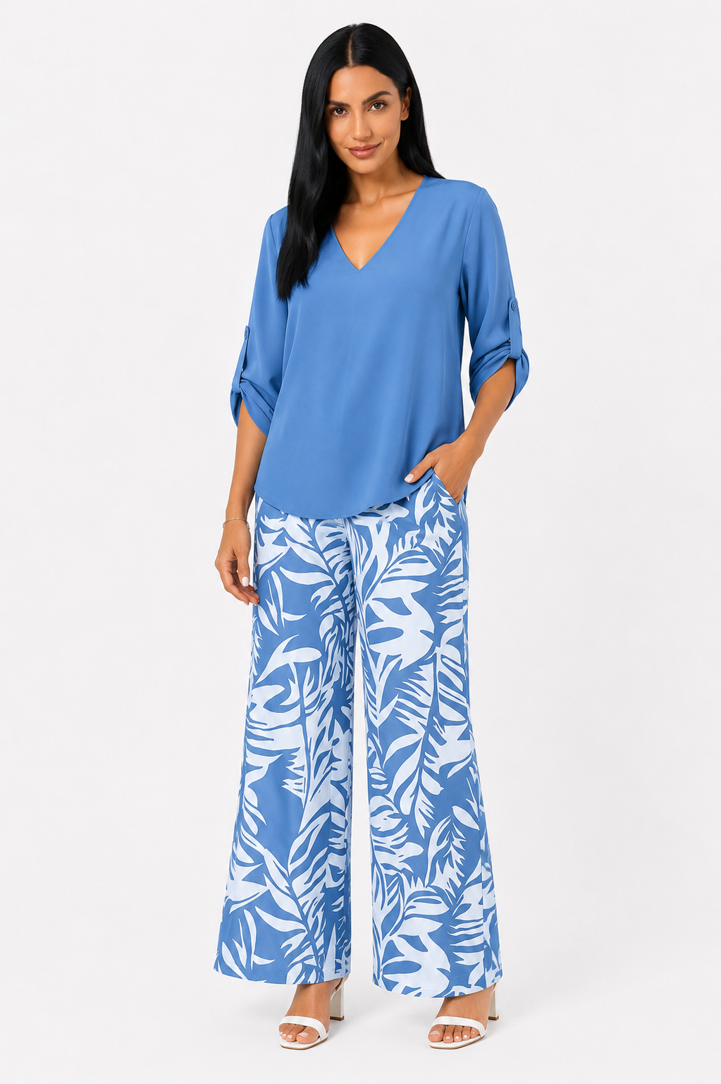 Conjunto Azure de Helena Romero, ropa elegante con blusa y falda en tonos azules, vista frontal.