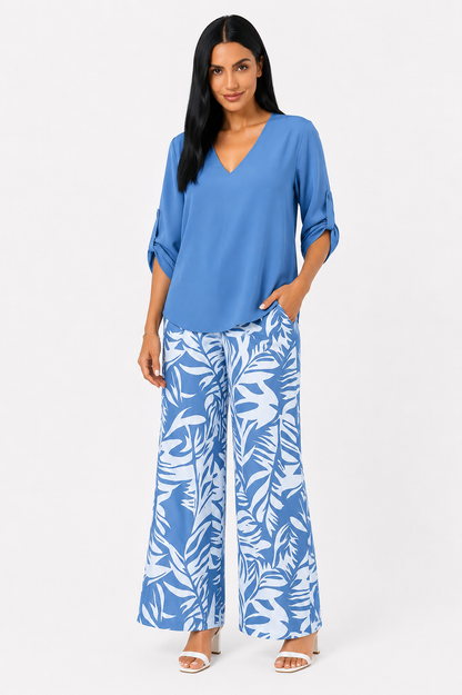 Conjunto Azure de Helena Romero, ropa elegante con blusa y falda en tonos azules, vista frontal.
