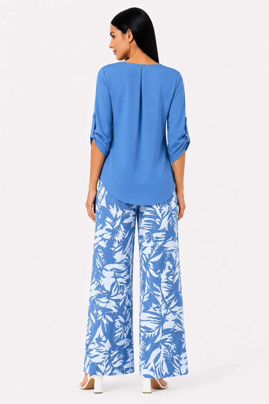 Conjunto Azure de Helena Romero con top y falda en tonos azules y detalles elegantes, vista frontal.