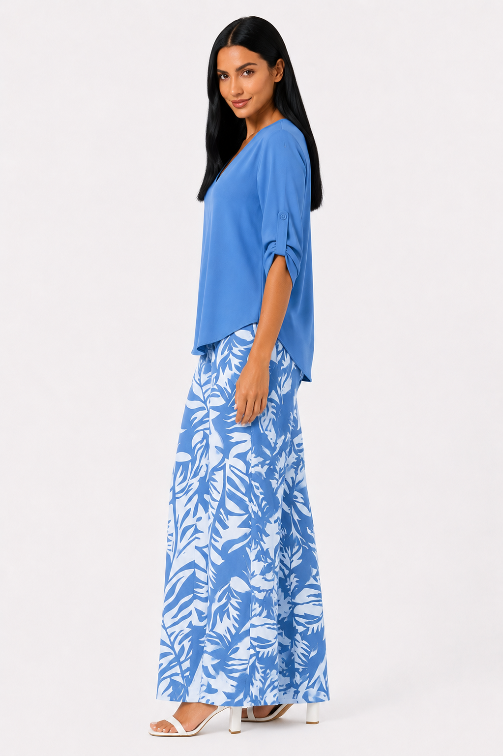Conjunto Azure de Helena Romero, ropa de moda en tonos azules, con top y pantalones a juego, estilo elegante y moderno.