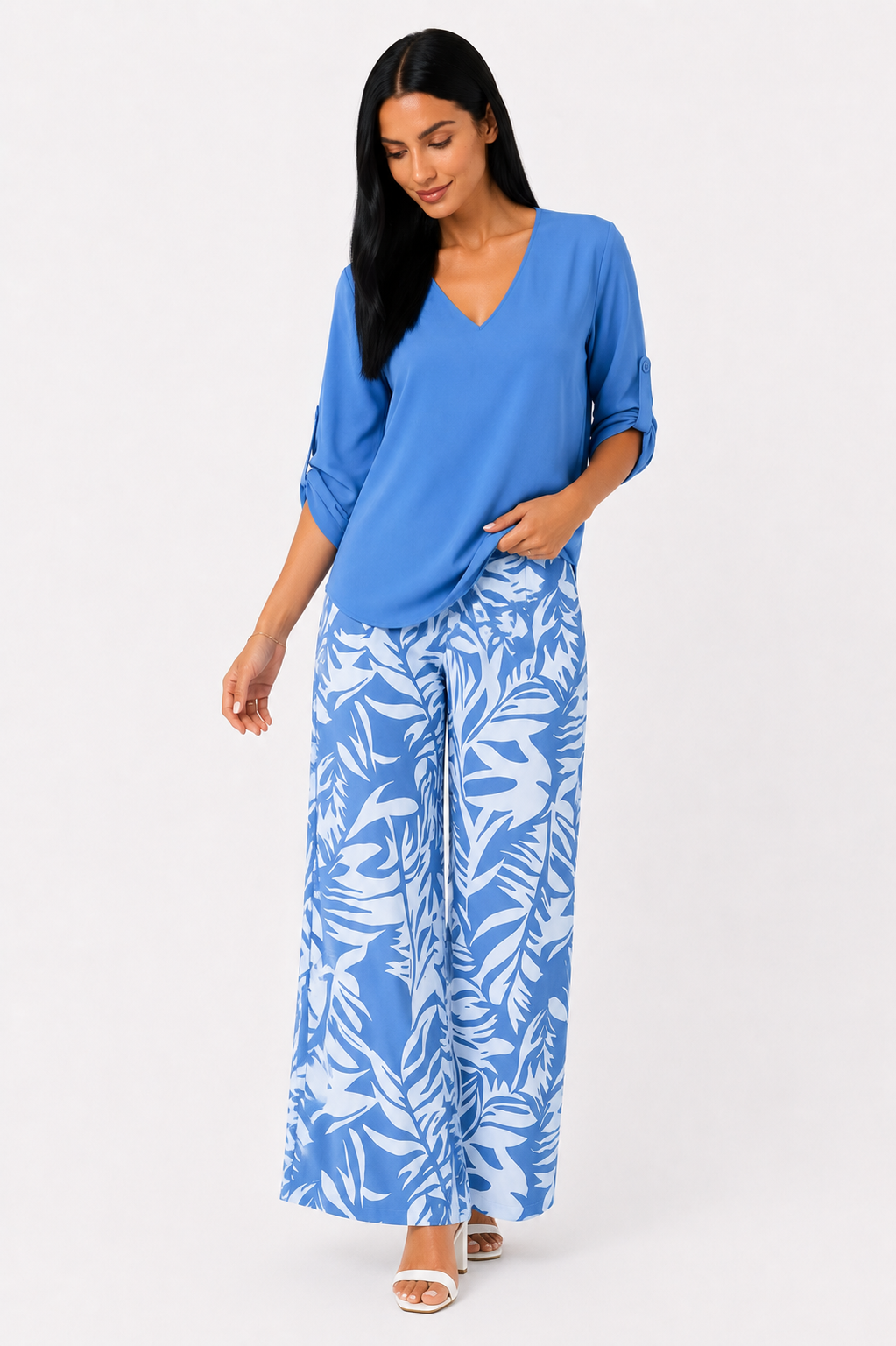 Conjunto Azure de Helena Romero, vestido azul con detalles elegantes y estilo moderno, visible en la imagen.