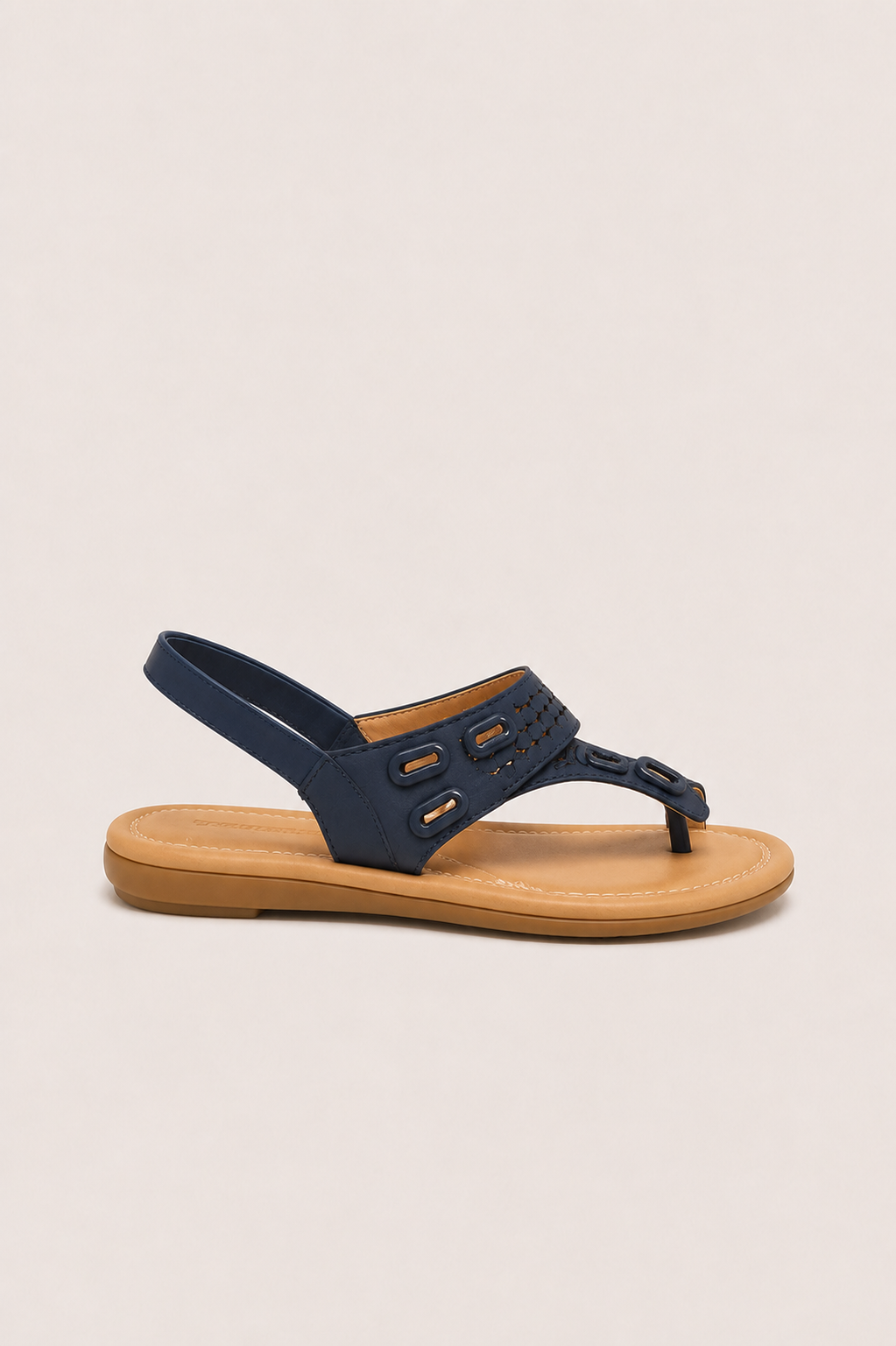 Sandalia plana de confort Sofía de Vera Serrat con detalle trenzado, ideal para comodidad y estilo en verano.