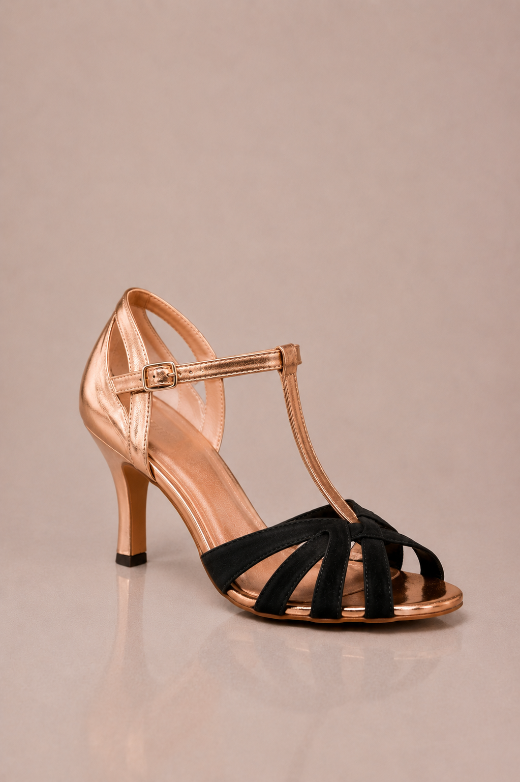 Tacones ortopédicos de la marca Vera Serrat, con soporte y comodidad visibles en el diseño del calzado.