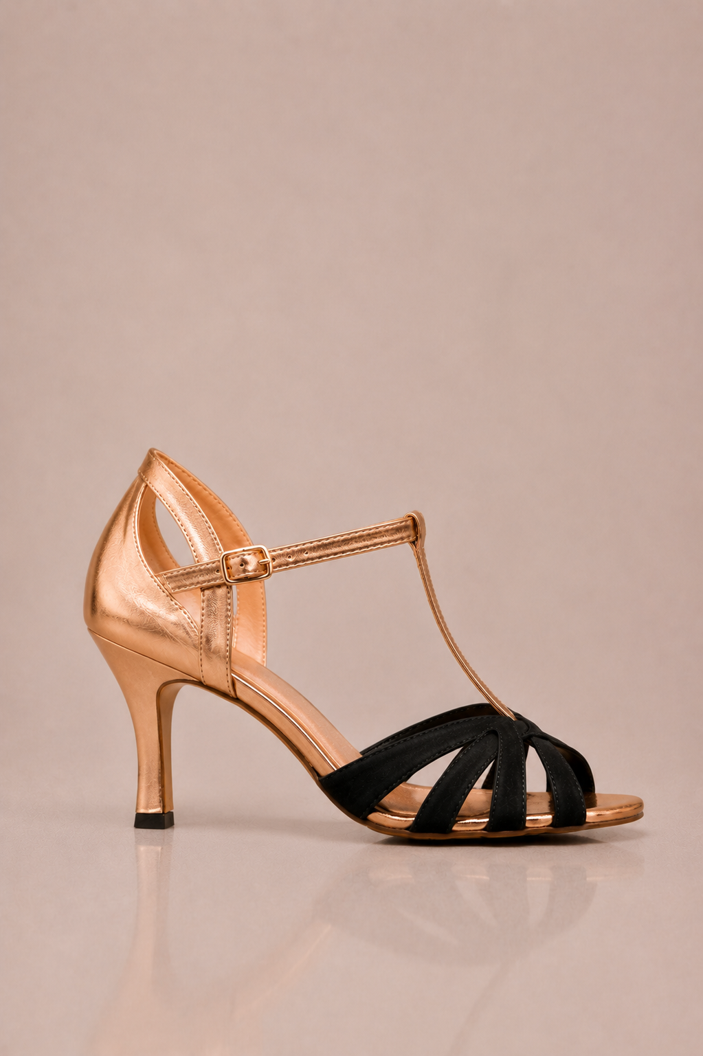 Tacones ortopédicos Vera Serrat, con soporte y diseño ergonómico, mostrados en una modelo con fondo neutro.