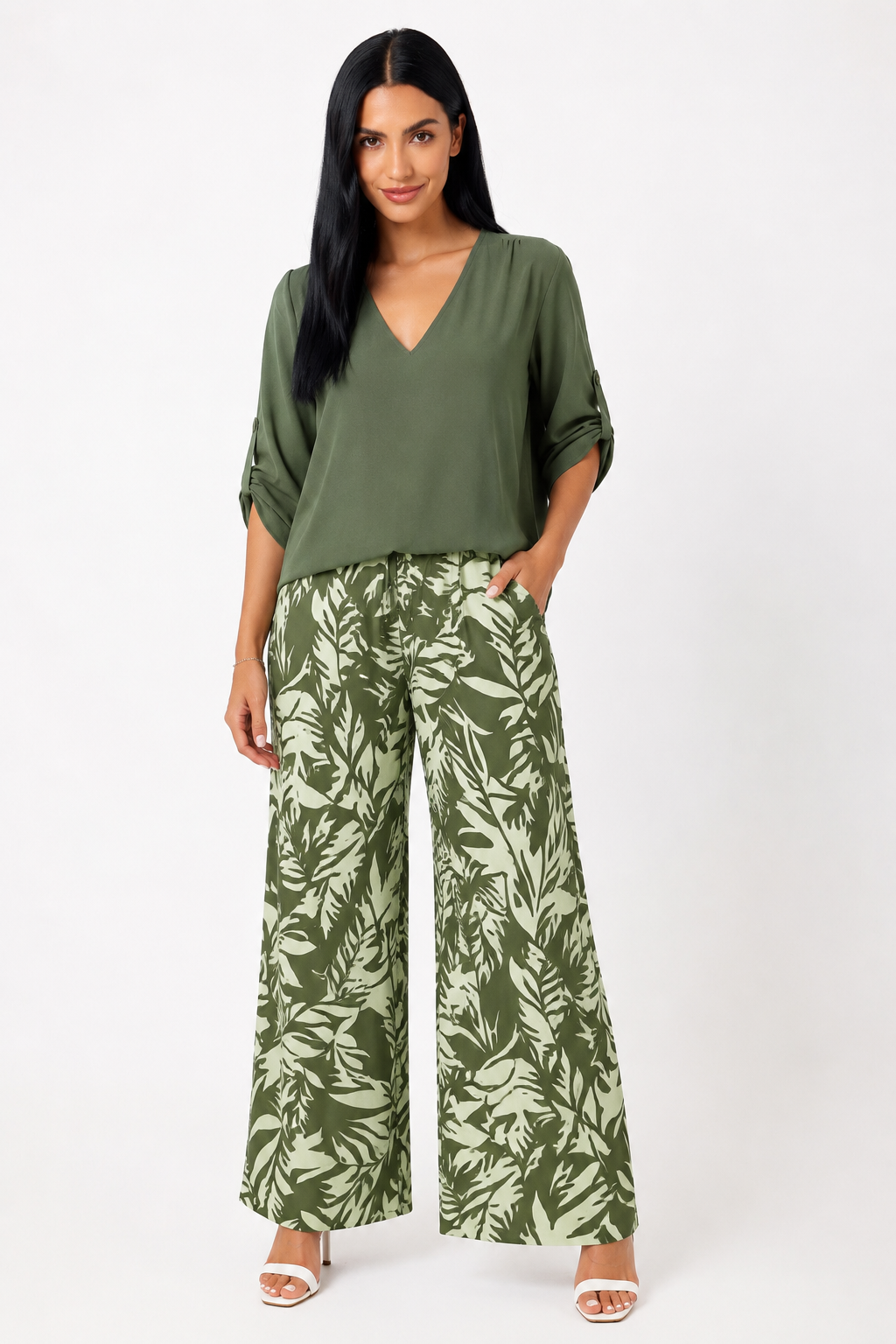 Conjunto Azure de Helena Romero, ropa de moda con top y pantalones en tono azul, vista en detalle sobre fondo neutro.