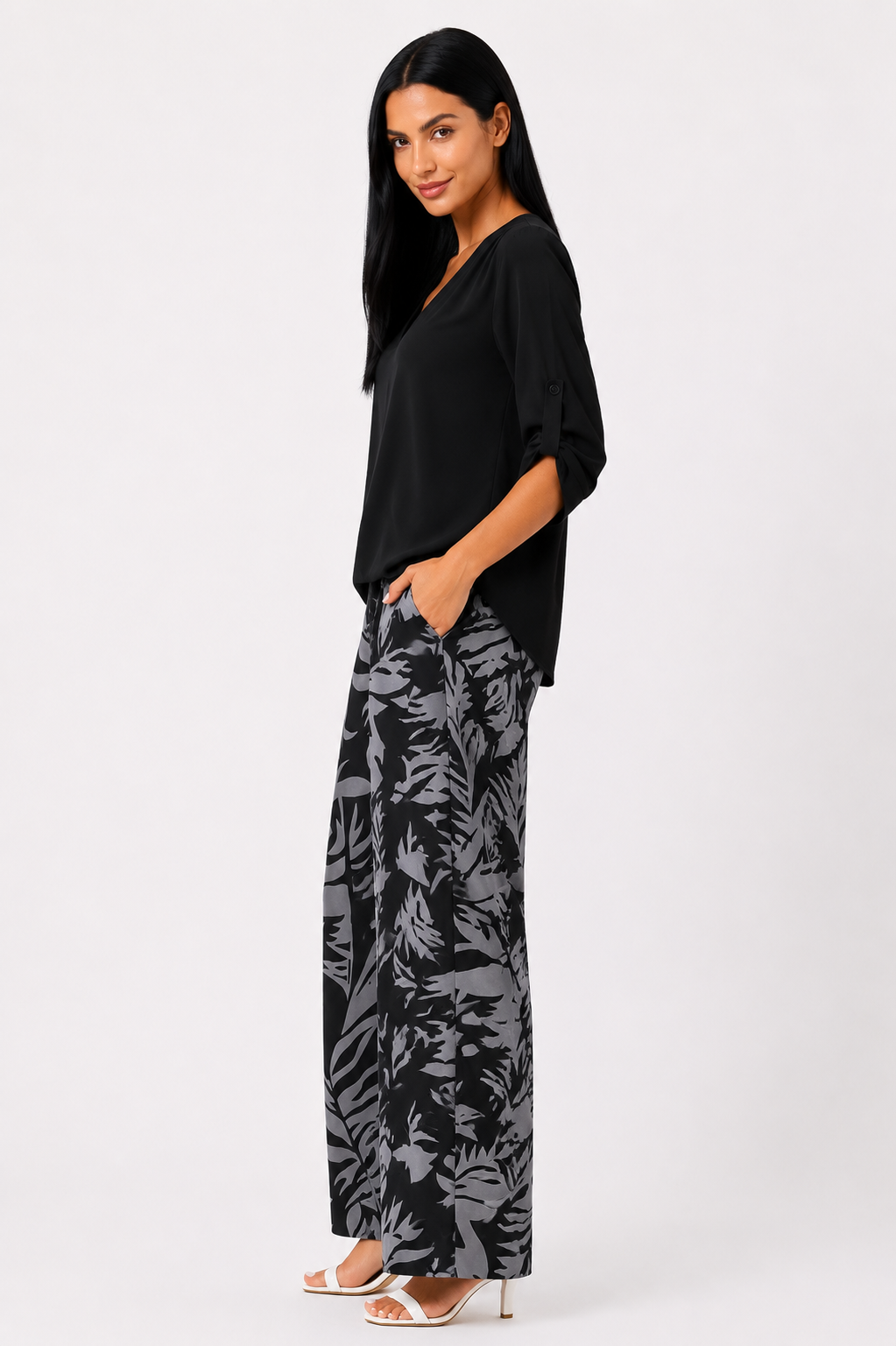 Conjunto Azure de Helena Romero, ropa elegante en tonos azules, mostrada en la imagen con detalles del diseño y la textura del tejido.