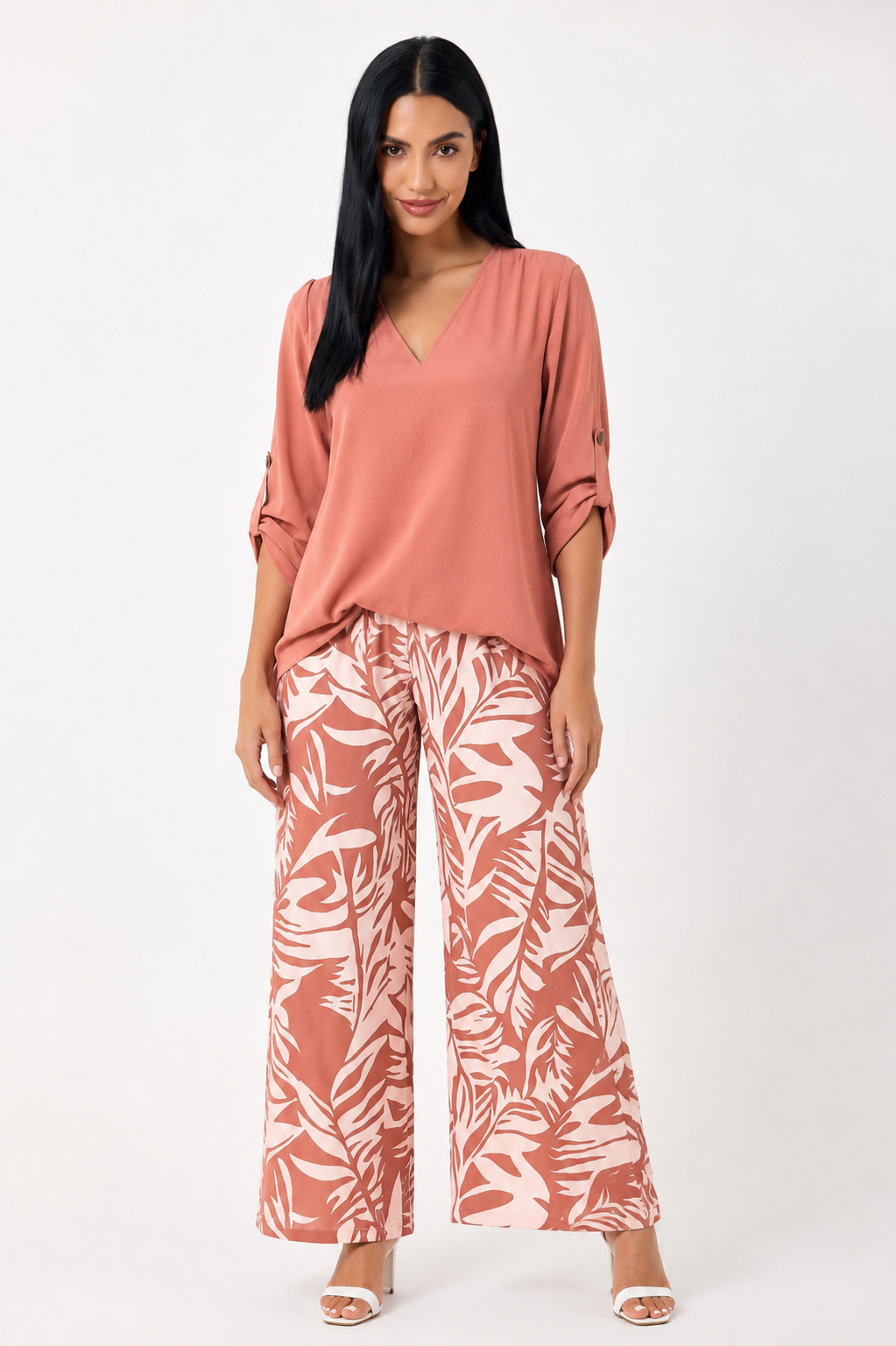 Conjunto Azure de Helena Romero, ropa moderna en tonos azules, con top y pantalones a juego, para un estilo elegante y casual.