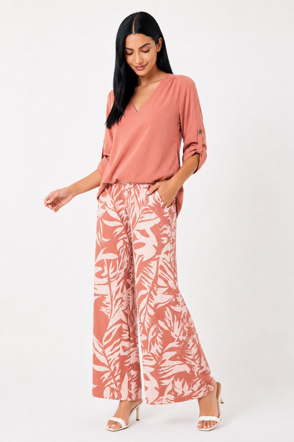 Conjunto Azure de Helena Romero, ropa de mujer en tonos azules, con blusa y pantalones a juego, en un estilo elegante y cómodo.