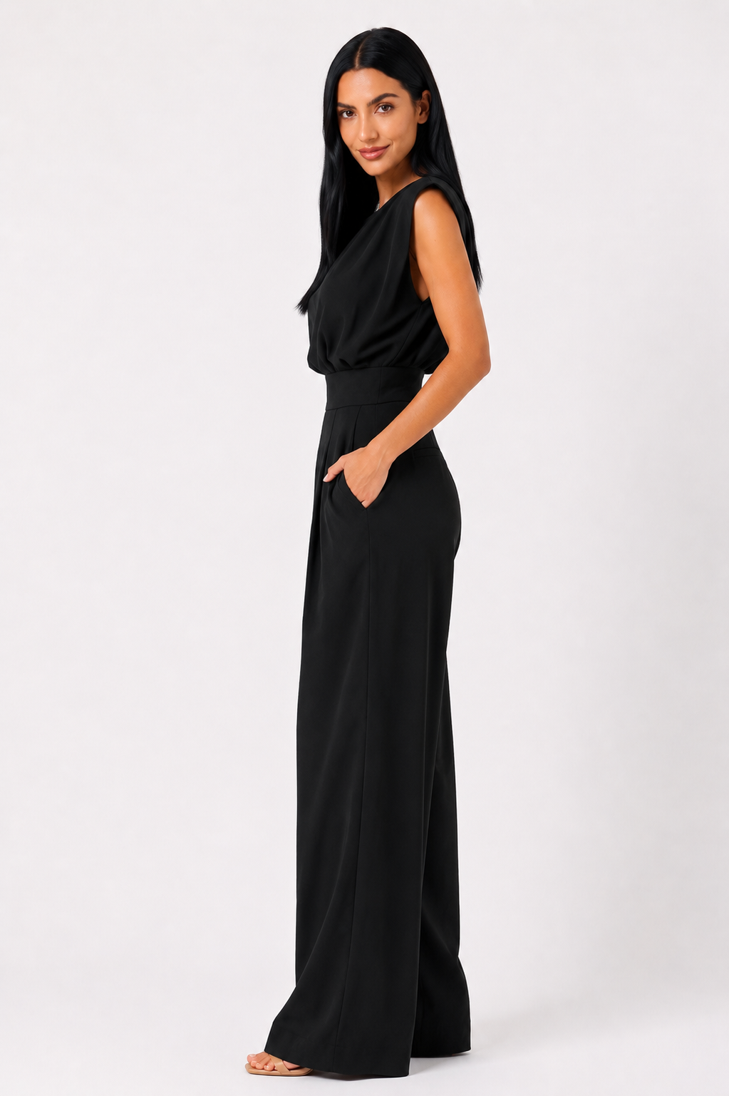Mono Valeria con cintura definida de Renata Mexico, en color negro, diseñado con ajuste ceñido y estilo elegante.