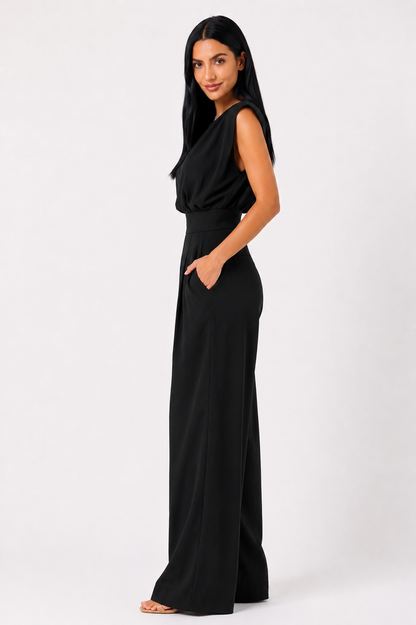 Mono Valeria con cintura definida de Renata Mexico, en color negro, diseñado con ajuste ceñido y estilo elegante.