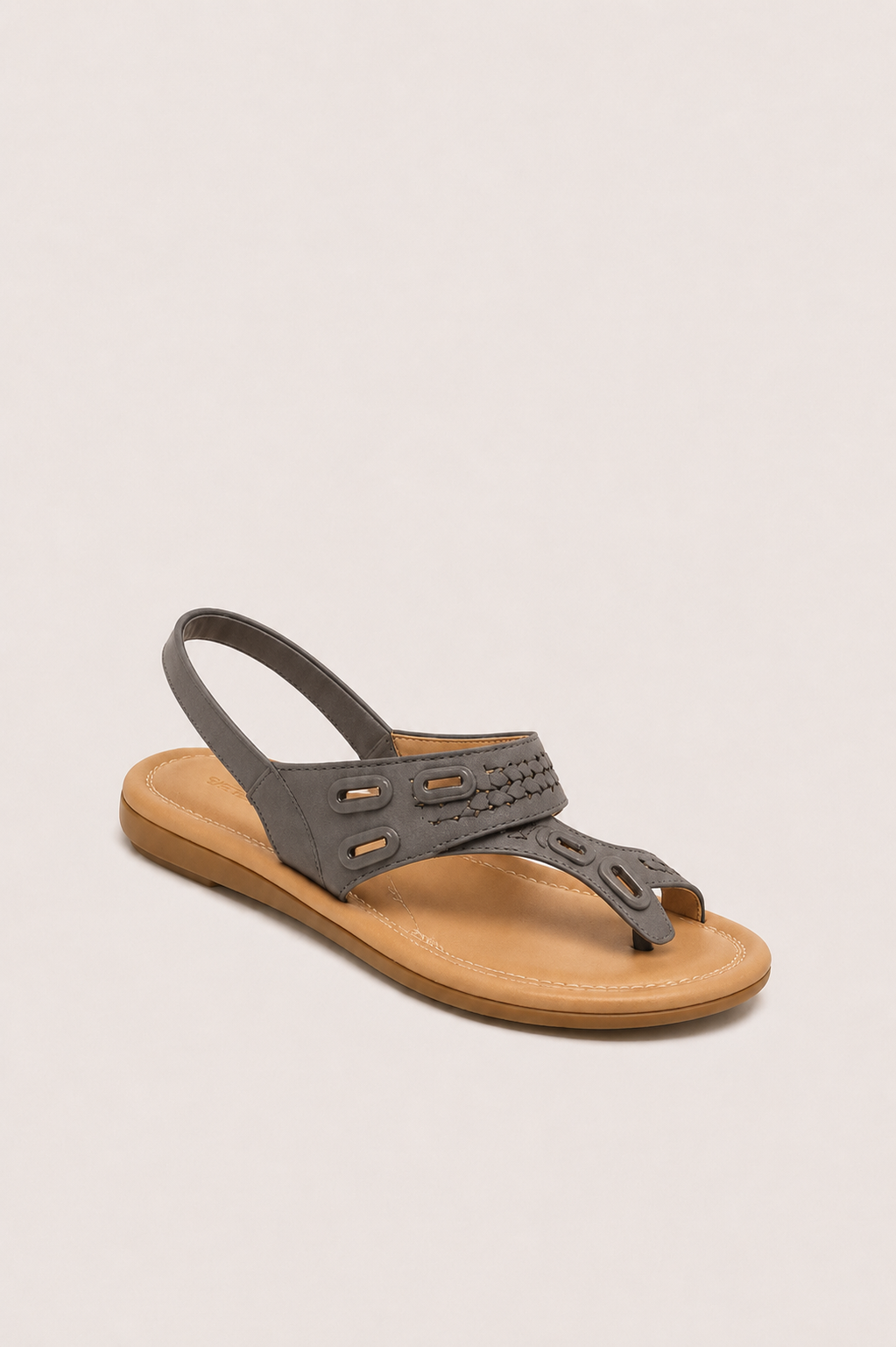 Sandalia plana Vera Serrat Sofía, con detalle trenzado y diseño cómodo, ideal para uso diario en colores neutros.