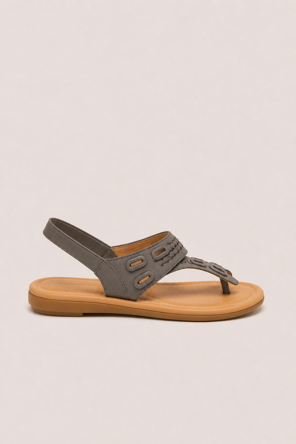 Sandalia plana de confort Vera Serrat con detalle trenzado en la correa, ideal para looks casuales y cómodos.