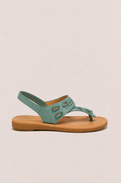 Sandalias planas de confort Vera Serrat con detalle trenzado en la parte superior, ideales para un estilo cómodo y elegante.