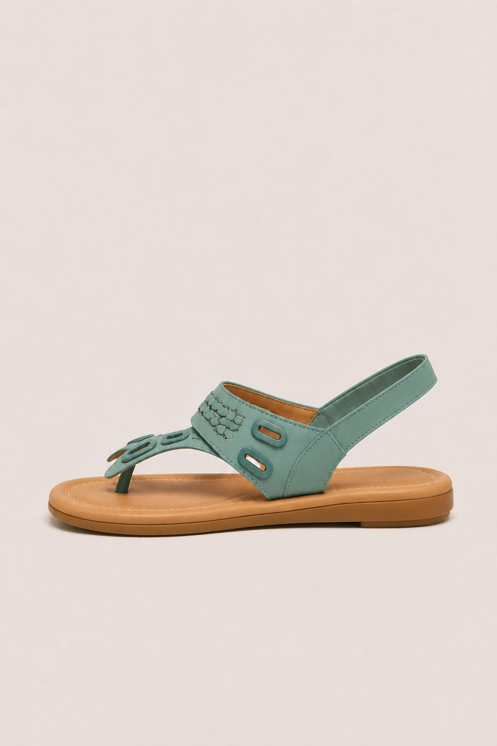 Sandalia plana de confort Sofía de Vera Serrat con detalle trenzado, diseñada para comodidad y estilo en color neutro.