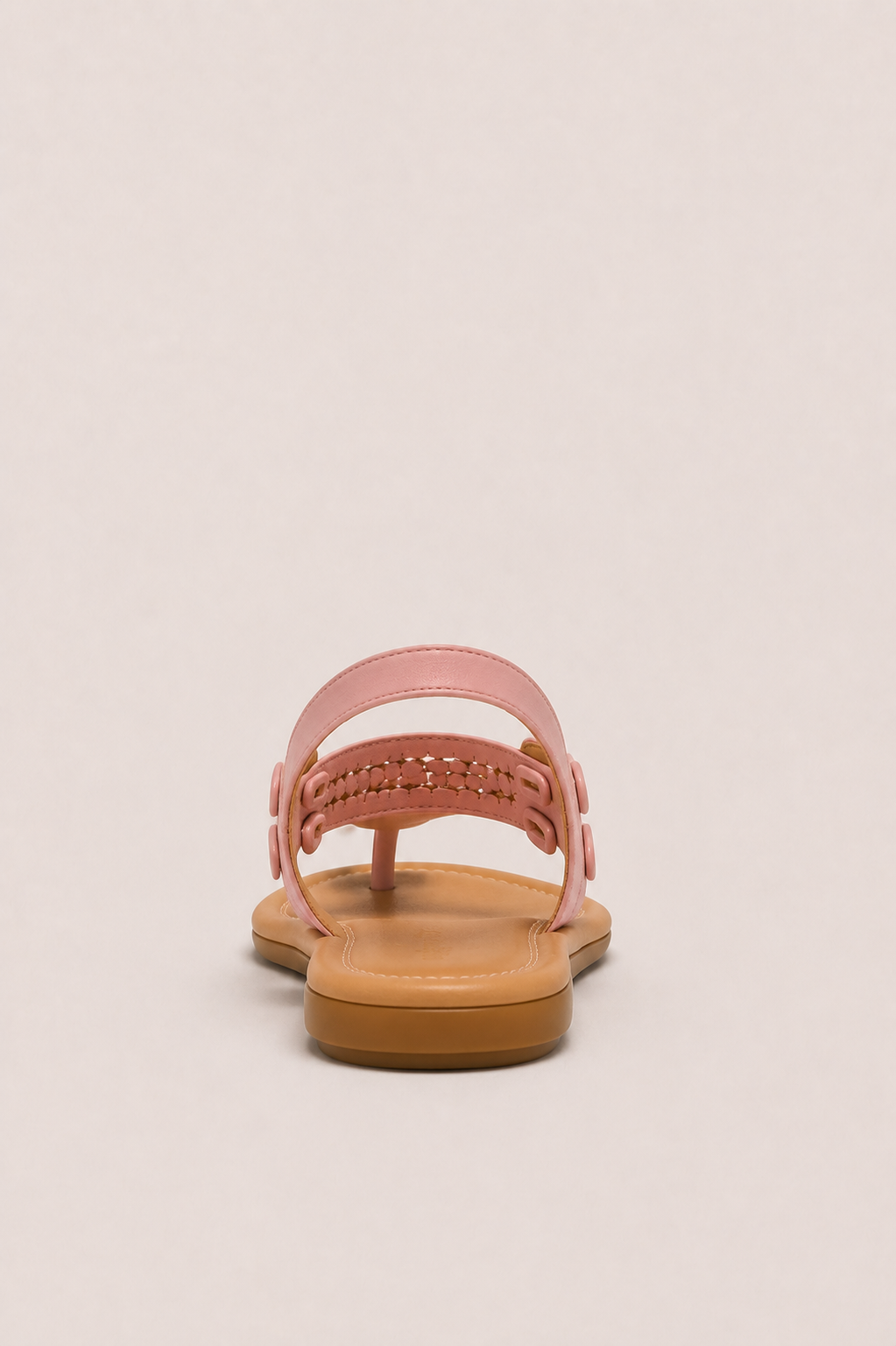Sandalia plana de confort Vera Serrat Sofía con detalle trenzado y diseño elegante para el verano.