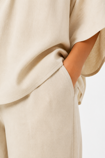 Conjunto de lino fluido Maribel de Vera Serrat, blusa y pantalón ancho en color suave, ideal para un estilo cómodo y elegante.