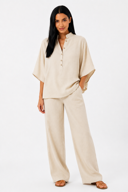 Conjunto de lino fluido Maribel de Vera Serrat, blusa y pantalón ancho en color claro, estilo elegante y cómodo.