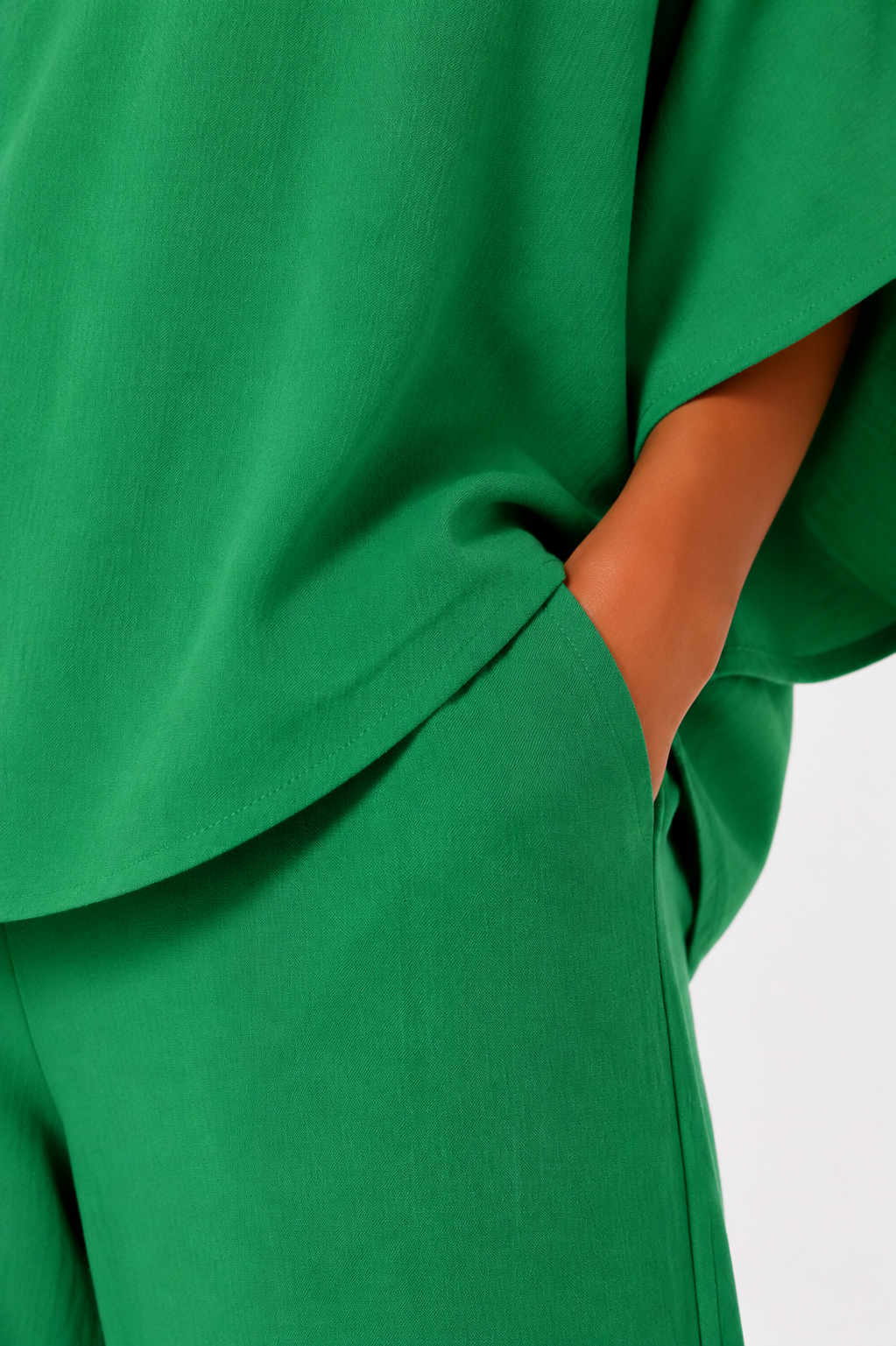 Conjunto de lino fluido de Vera Serrat, blusa y pantalón ancho en color neutro, ideal para un estilo cómodo y elegante.