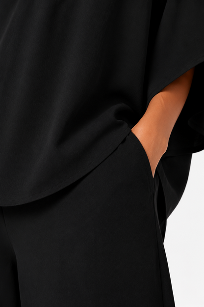 Conjunto de lino fluido Maribel de Vera Serrat, blusa y pantalón ancho en estilo cómodo y elegante en color claro.