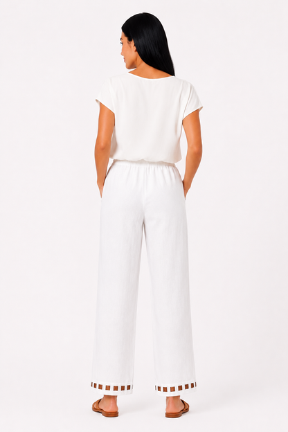 Pantalón de lino chic para mujer de la marca Vera Serrat, mostrando el diseño elegante y cómodo en color neutro.
