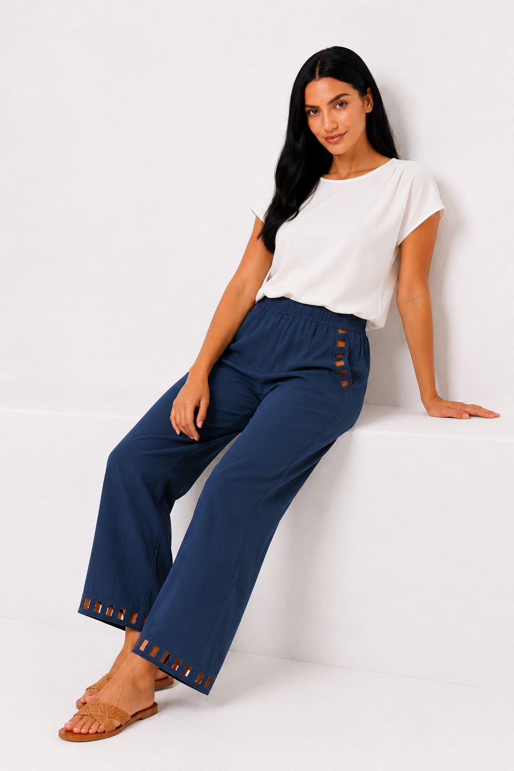 Pantalón de mujer de lino chic de la marca Vera Serrat, con diseño elegante y corte cómodo en color neutro.