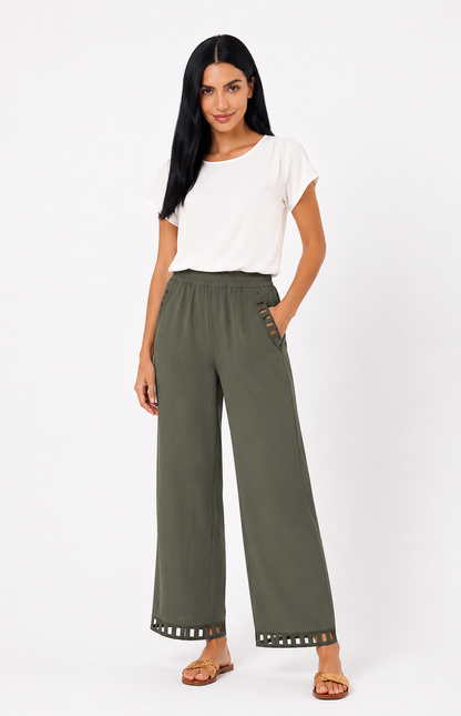 Pantalón de lino para mujer de la marca Vera Serrat, estilo chic, con corte recto y color neutro, en un fondo blanco