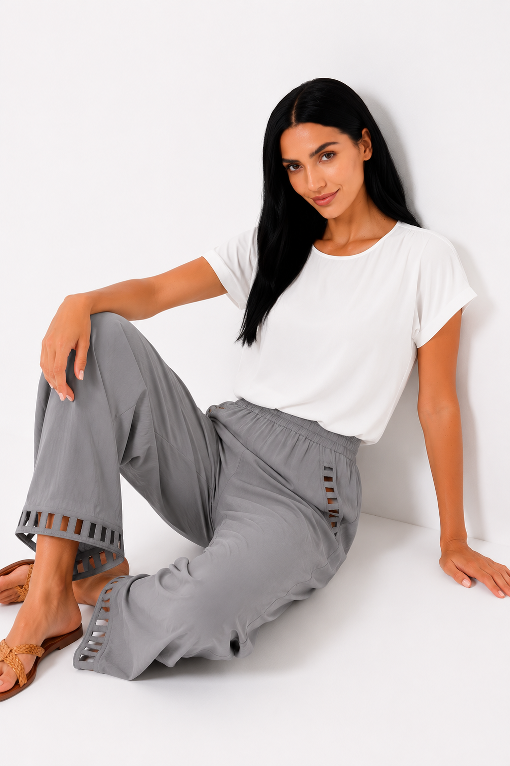 Pantalón de mujer de lino chic de la marca Vera Serrat, con diseño elegante y cómodo, en color neutro.