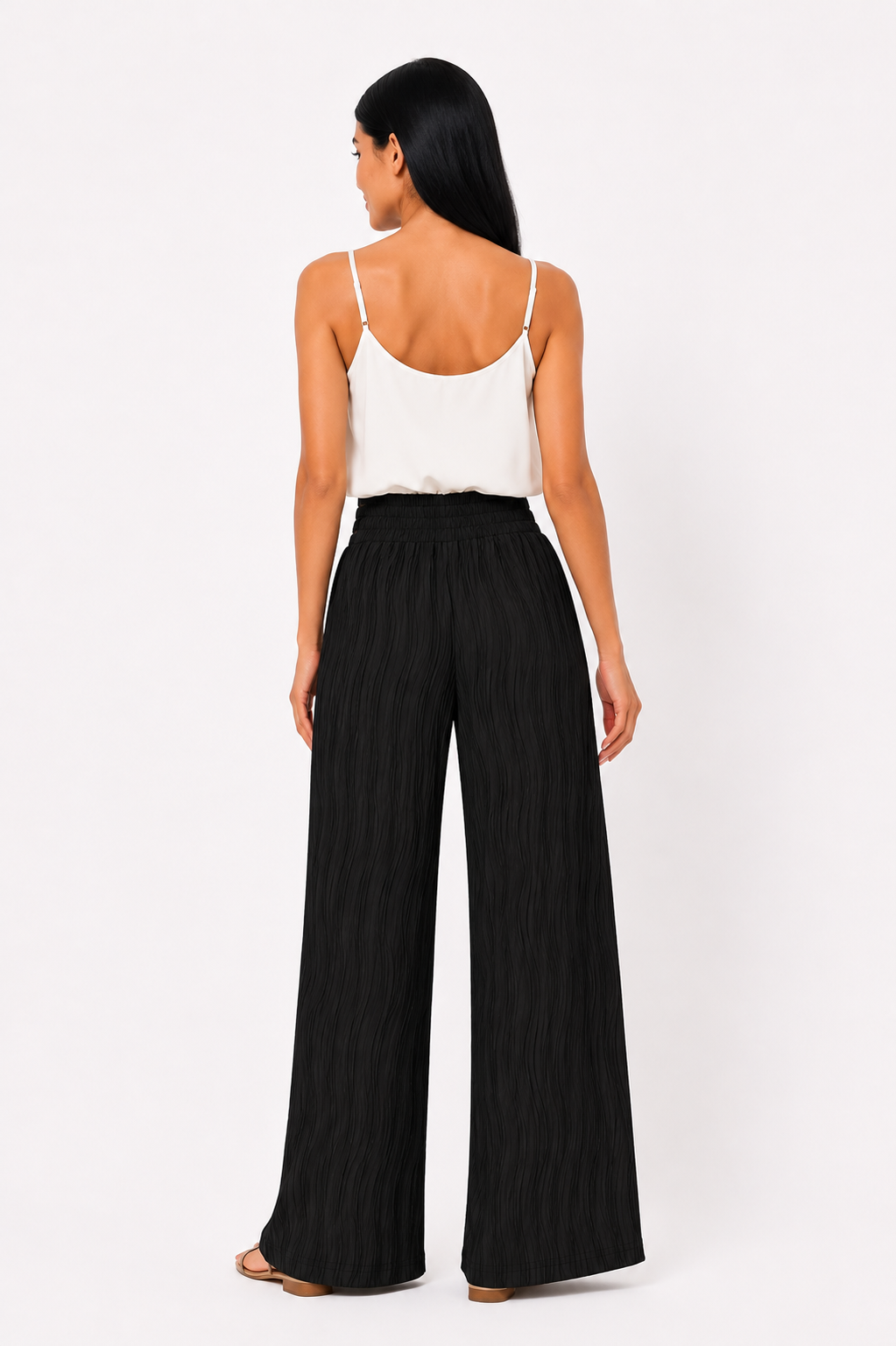 Pantalón de cintura alta Emma de Vera Serrat, en color negro, con diseño ajustado y detalles en la cintura.