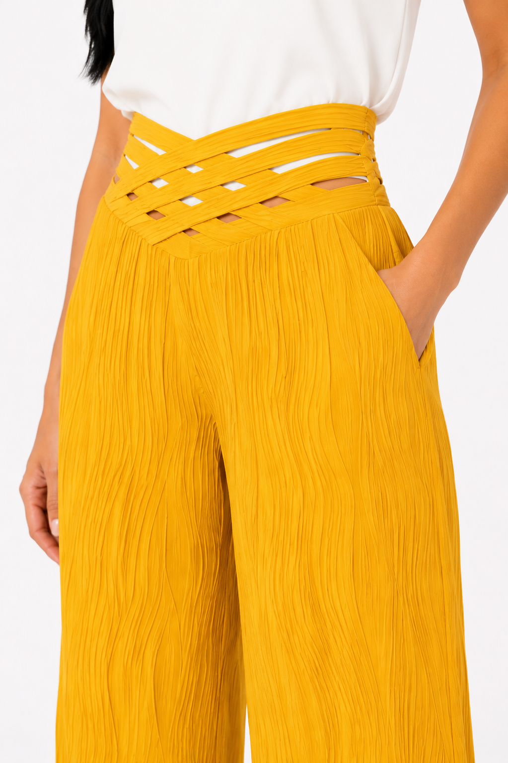 Pantalón de cintura alta Emma de Vera Serrat, en tela negra, con diseño ajustado y cinturilla elástica, vista frontal.