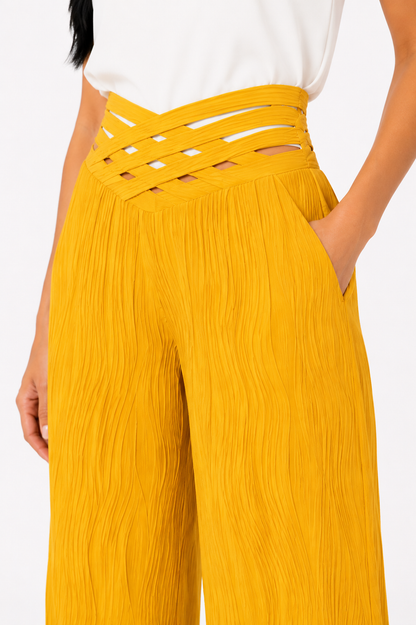 Pantalón de cintura alta Emma de Vera Serrat, en tela negra, con diseño ajustado y cinturilla elástica, vista frontal.