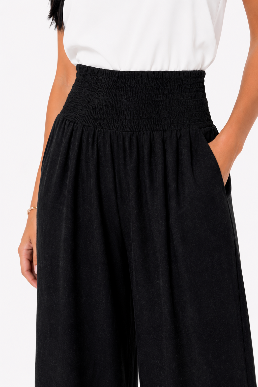 Pantalón de pierna ancha Remi de Vera Serrat, en tela ligera y cómoda, mostrado en color neutro sobre fondo blanco.