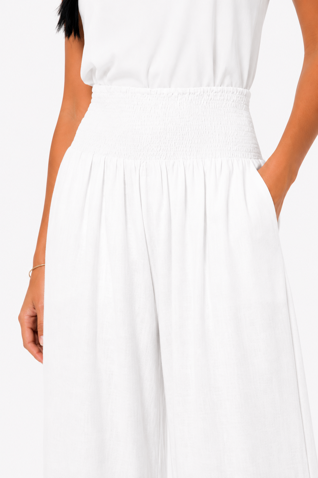 Pantalón de pierna ancha Remi de Vera Serrat, en color neutro, con tela fluida y diseño elegante para mujer.