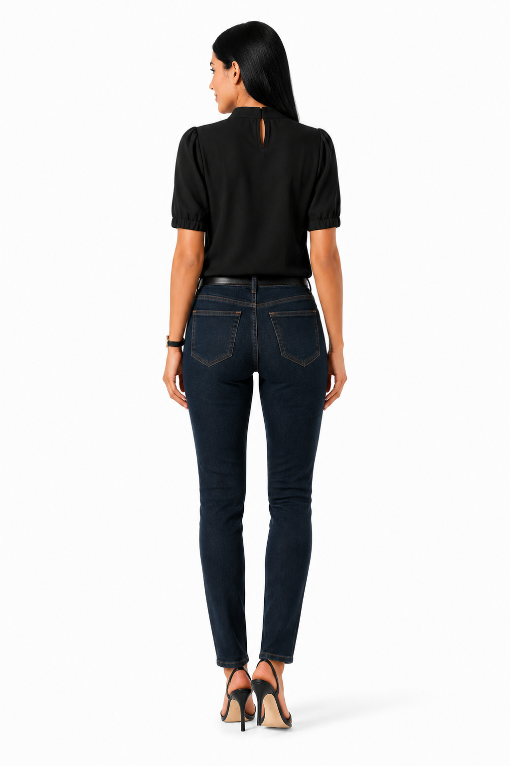 Blusa negra plisada Inga de Vera Serrat con hombros abiertos y diseño elegante, vista frontal sobre fondo neutro.