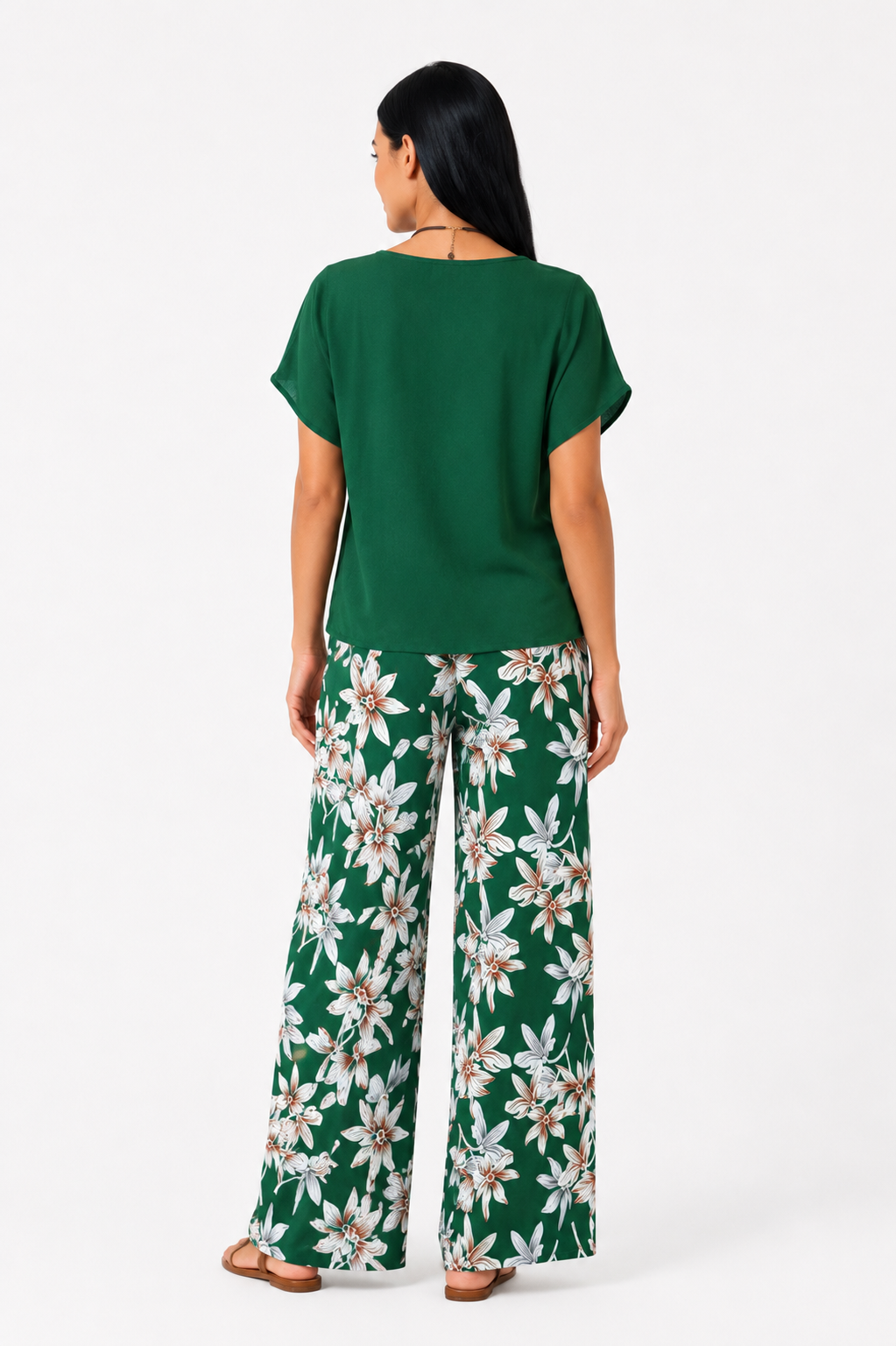 Conjunto floral de dos piezas Daniela de Vera Serrat con pantalón de pierna ancha y diseño elegante.