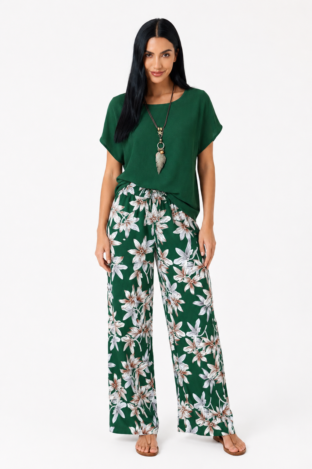 Conjunto floral de dos piezas de Vera Serrat, top y pantalón de pierna ancha en diseño elegante y cómodo.