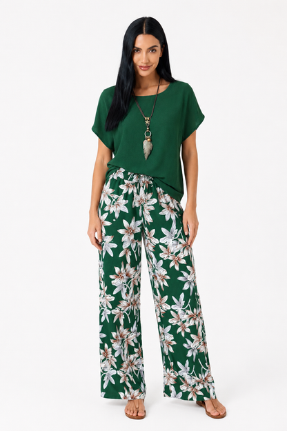 Conjunto floral de dos piezas de Vera Serrat, top y pantalón de pierna ancha en diseño elegante y cómodo.