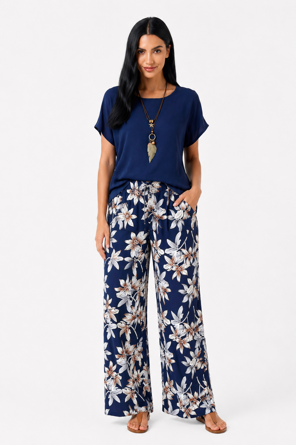 Conjunto floral de dos piezas Daniela de Vera Serrat con pantalón de pierna ancha, diseño elegante y cómodo en tonos florales.
