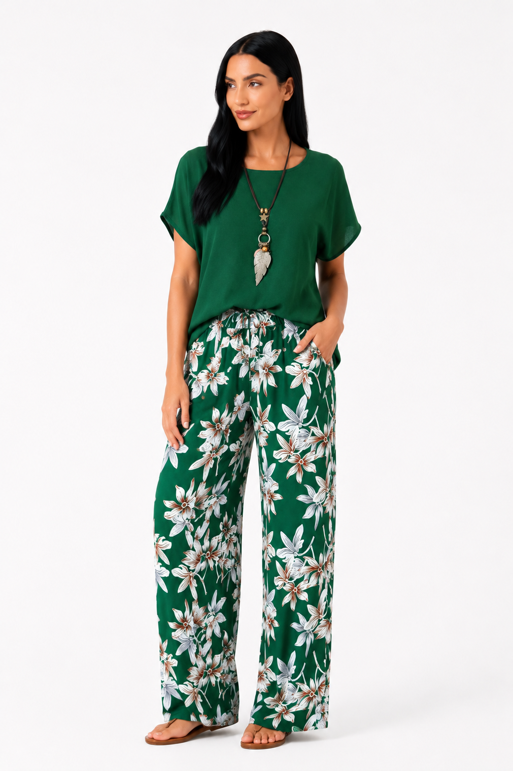 Conjunto floral de dos piezas con pantalón de pierna ancha de la marca Vera Serrat, en tonos coloridos y diseño elegante.