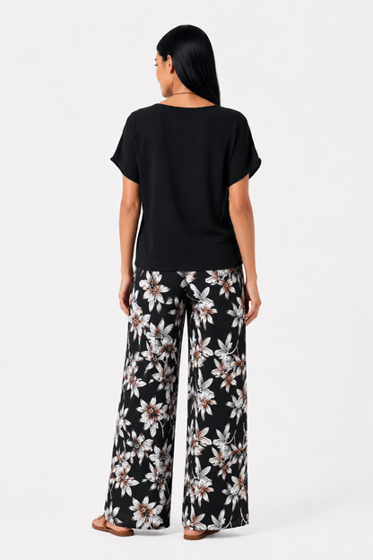 Conjunto floral de dos piezas con pantalón de pierna ancha de la marca Vera Serrat, en tela ligera y estampado colorido.