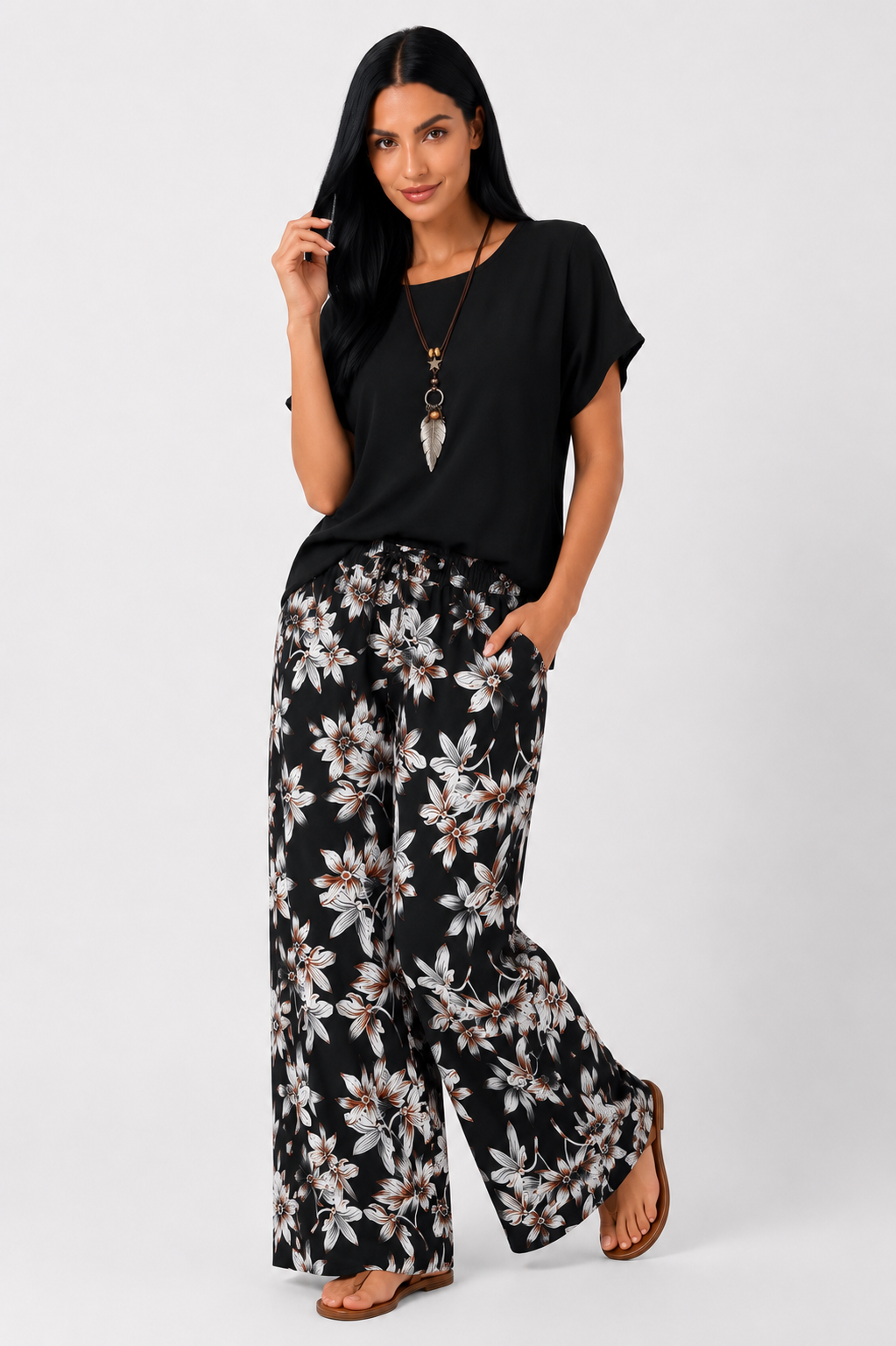 Conjunto floral de dos piezas Daniela de Vera Serrat con pantalón de pierna ancha, ropa de moda para mujer.