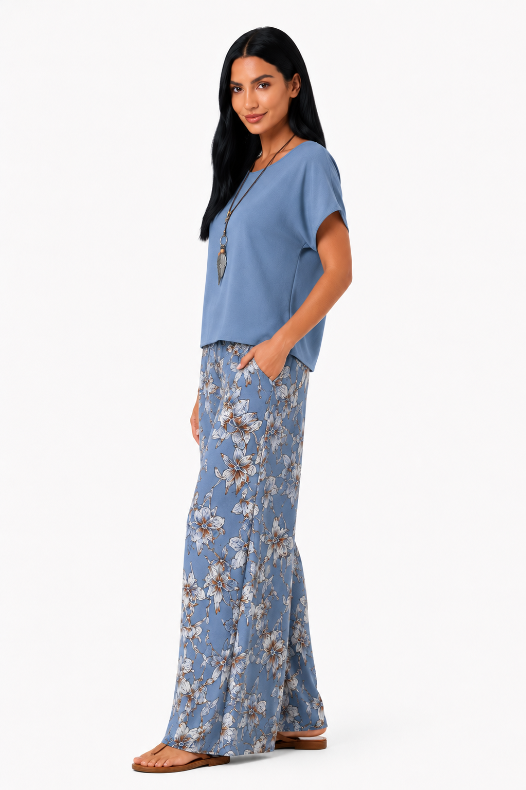 Conjunto floral de dos piezas con pantalón de pierna ancha de la marca Vera Serrat, ropa moderna y elegante para mujer.