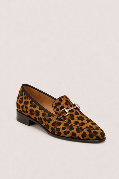 Mocasines de tacón bajo Vera Serrat con estampado animal, estilo elegante y cómodo para uso diario.