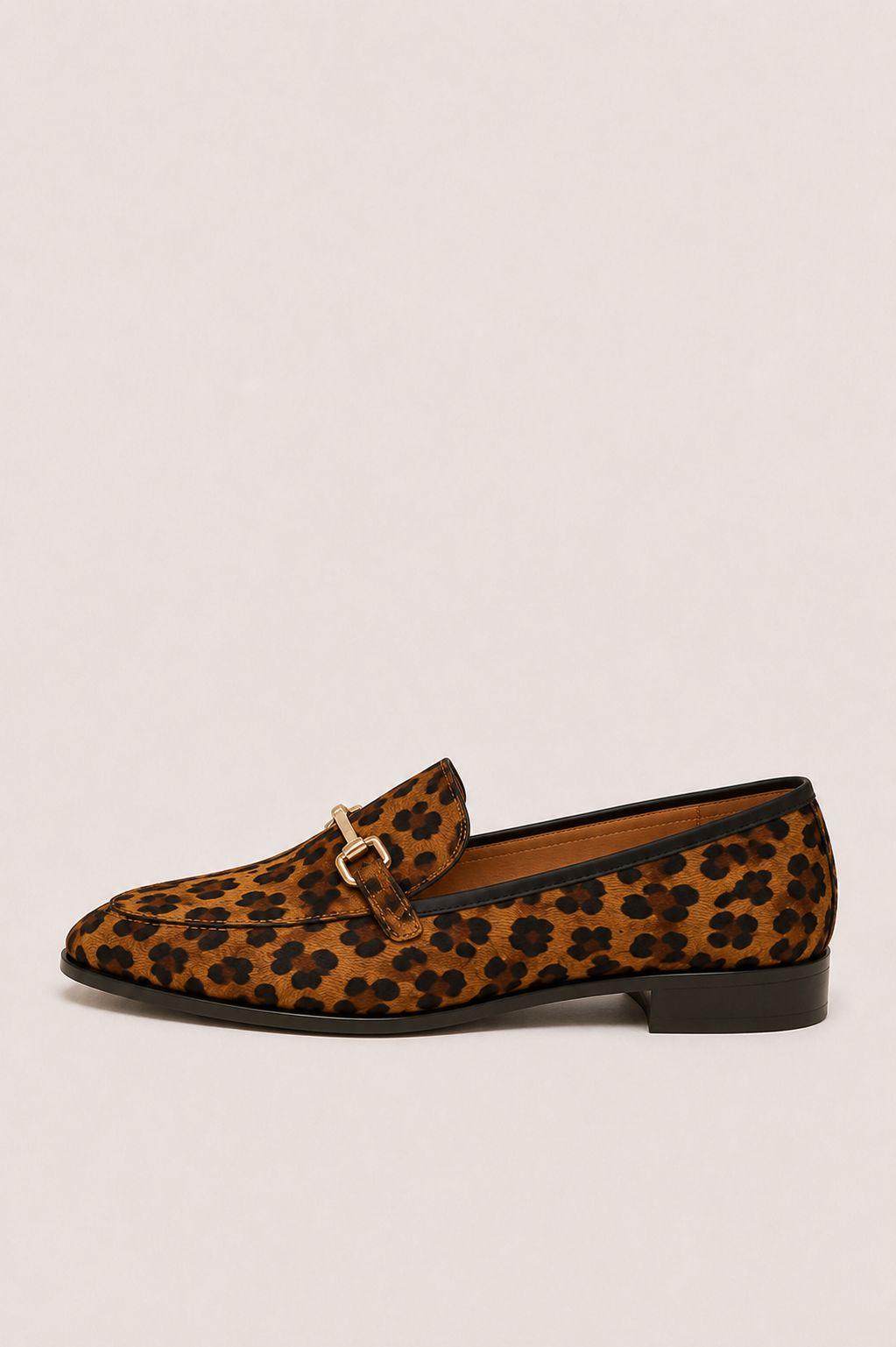 Mocasines de tacón bajo Vera Serrat con estampado animal, estilo moderno y cómodo para uso diario.
