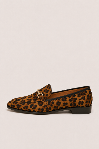 Mocasines de tacón bajo Vera Serrat con estampado animal, estilo moderno y cómodo para uso diario.