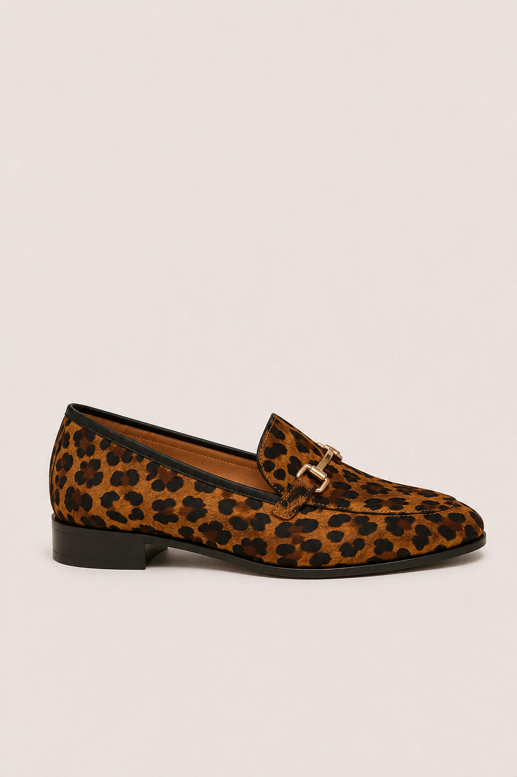 Mocasines de tacón bajo Vera Serrat con estampado animal, calzado elegante y cómodo para mujer.